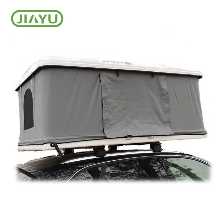 Camping weiches Auto auf dem Dachzelt